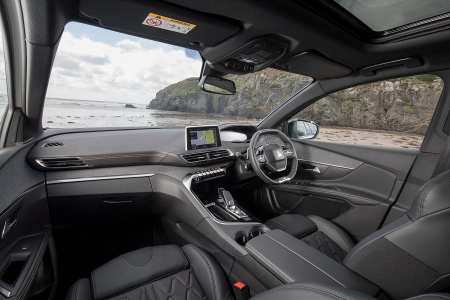 Интерьер Peugeot 5008 GT Line 2017 года  (UK) (фото 22 из 30)